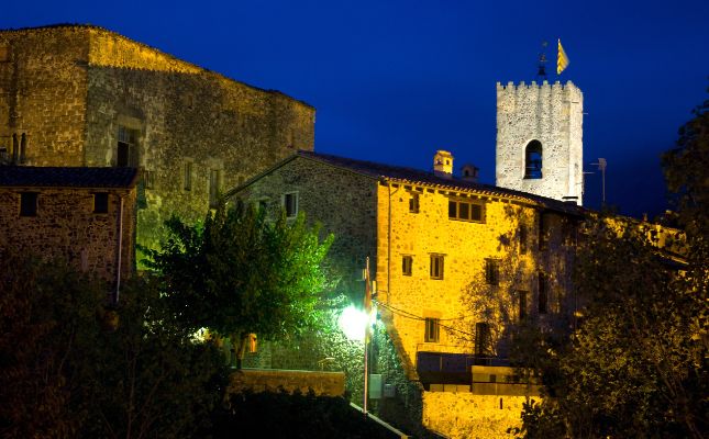 El campanar de l’església parroquial de Santa Pau il·luminat