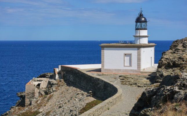 El far de cala Nans que es troba al límit sud del port de Cadaqués