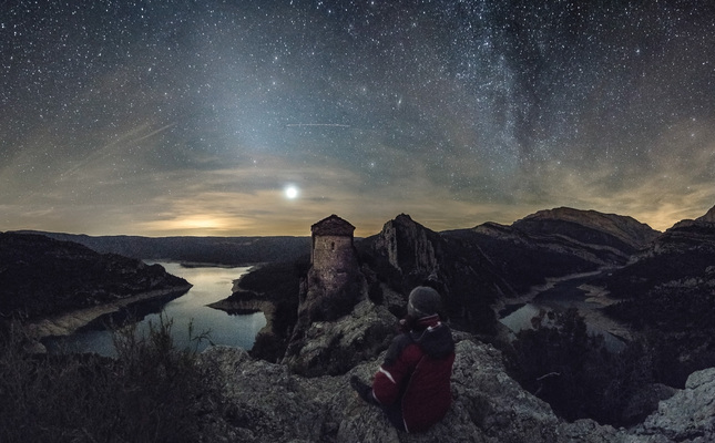 El cel nocturn de la vall d'Àger des de l'ermita de la Pertusa