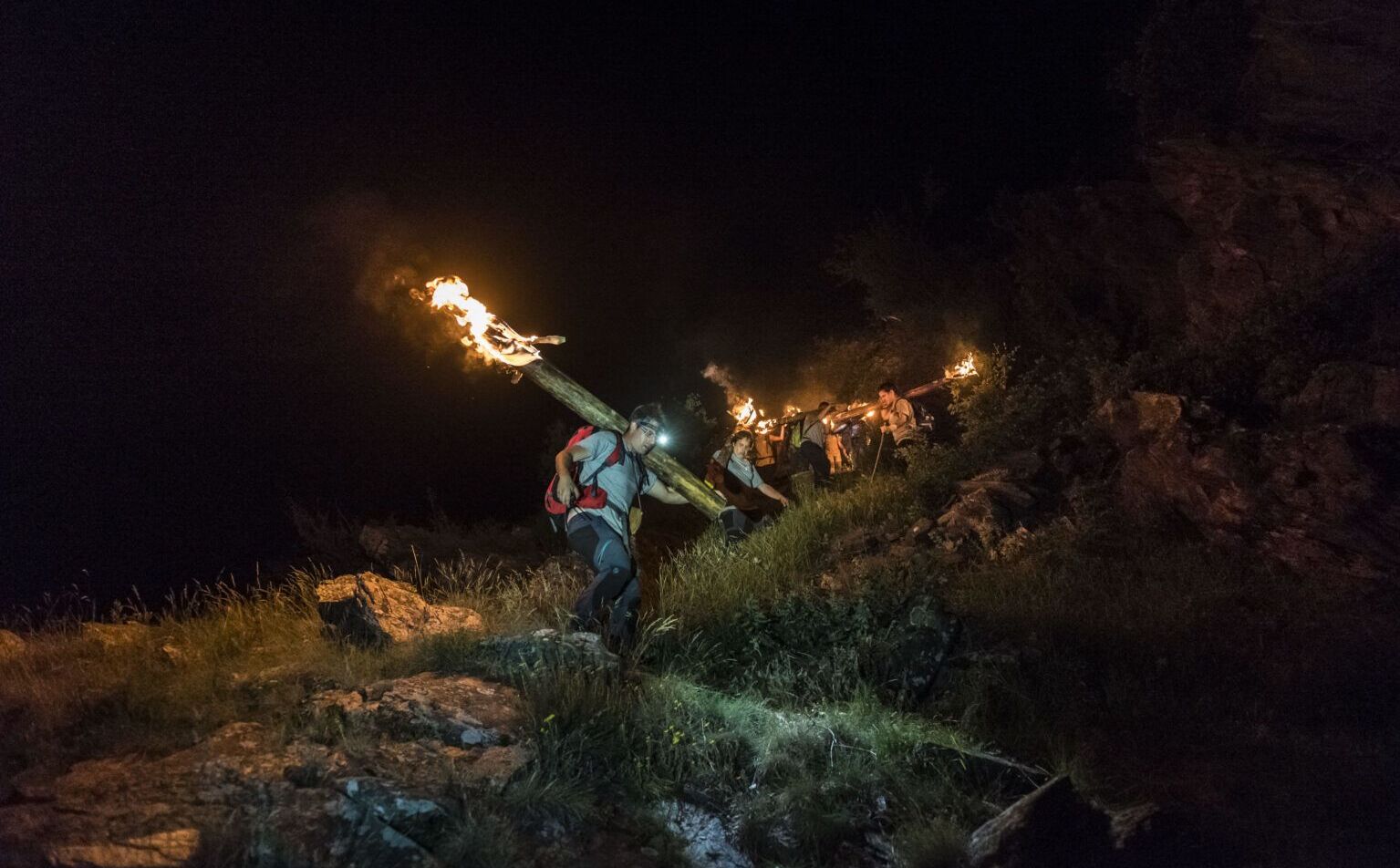 Fallers baixant amb les falles enceses per la muntanya