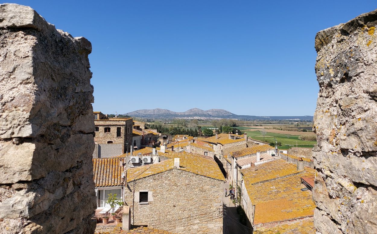 Des de la Torre de les Hores de Palau-sator s'arriba a veure el Montgrí