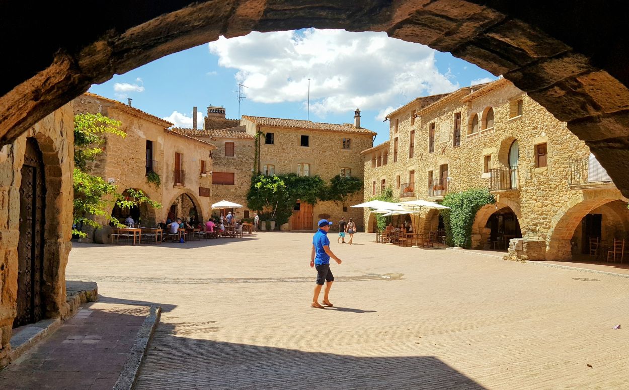 La famosa plaça arcada de Monells va sortir a la pel·lícula Ocho apellidos catalanes