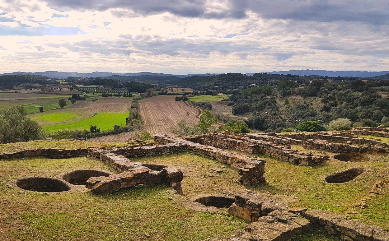 El jaciment ibèric d'Ullastret es troba al capdamunt del Puig de Sant Andreu