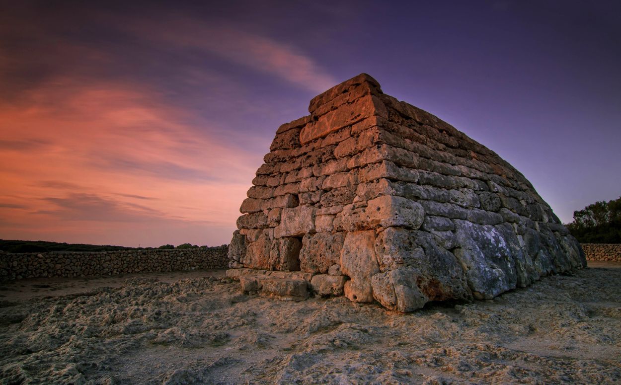 La Naveta des Tudons és el monument més significatiu de la Menorca Talaiòtica