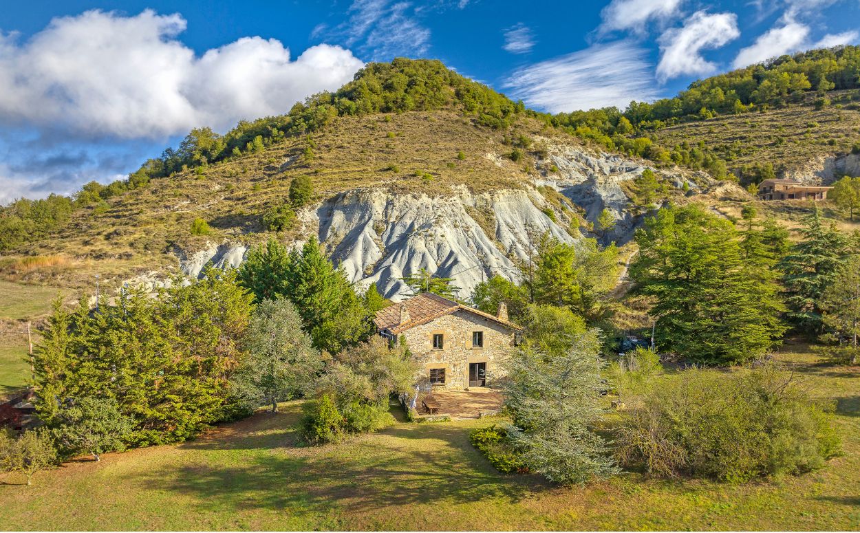 La casa rural de Can Feló, a la vora de Tavertet, al Collsacabra, es troba a tocar dels cingles