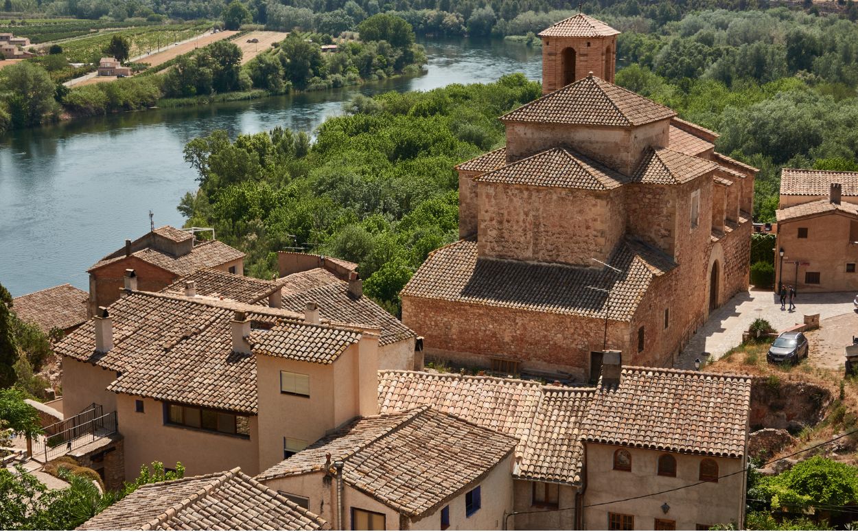 L'imponent castell catar és l'emblema de Miravet, a tocar de l'Ebre