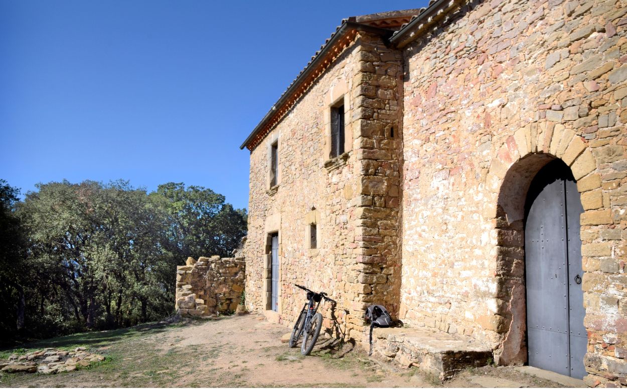 Agafem la bicicleta per pedalar a Sant Llorenç Savall.