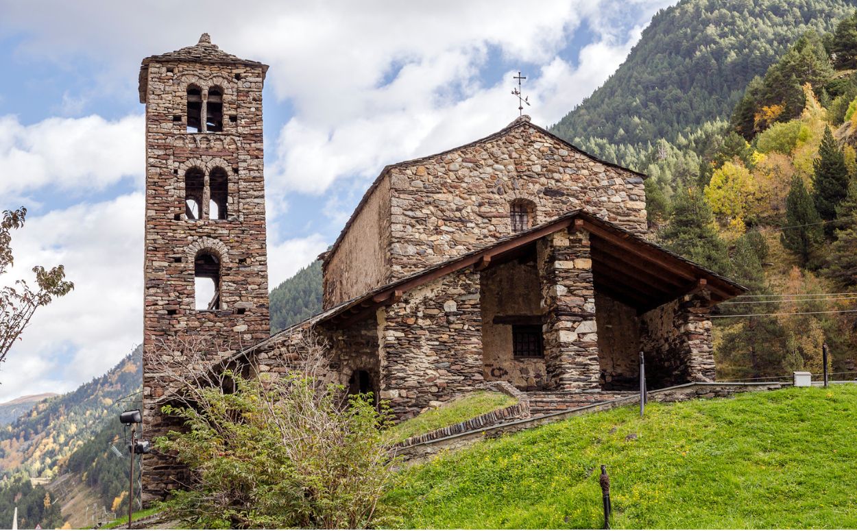 Sant Joan de Caselles és un dels edificis cabdals de l'art romànic andorrà