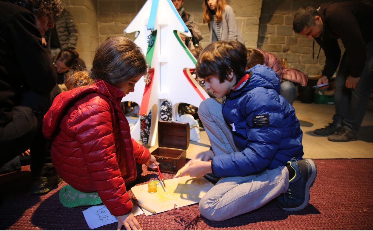 Dos infants busquen la clau mestra dels Reis d'Orient a Món Sant Benet