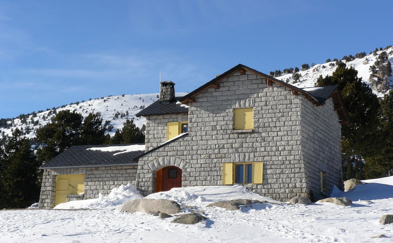 El refugi de Malniu envoltat de neu a l'hivern