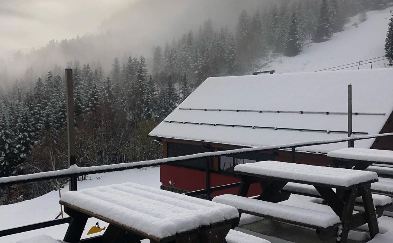 Terrassa exterior nevada del refugi Pleta del Prat, al peu de l’Estació d’Esquí de Tavascan