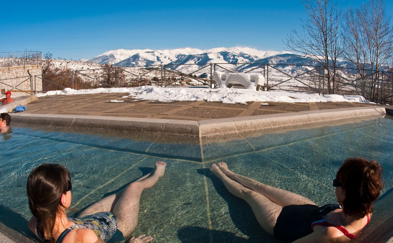 Piscines exteriors dels banys de Dorres amb impressionants vistes a les muntanyes nevades