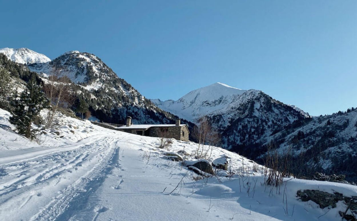 Panoràmica hivernal del refugi Borda de Sorteny