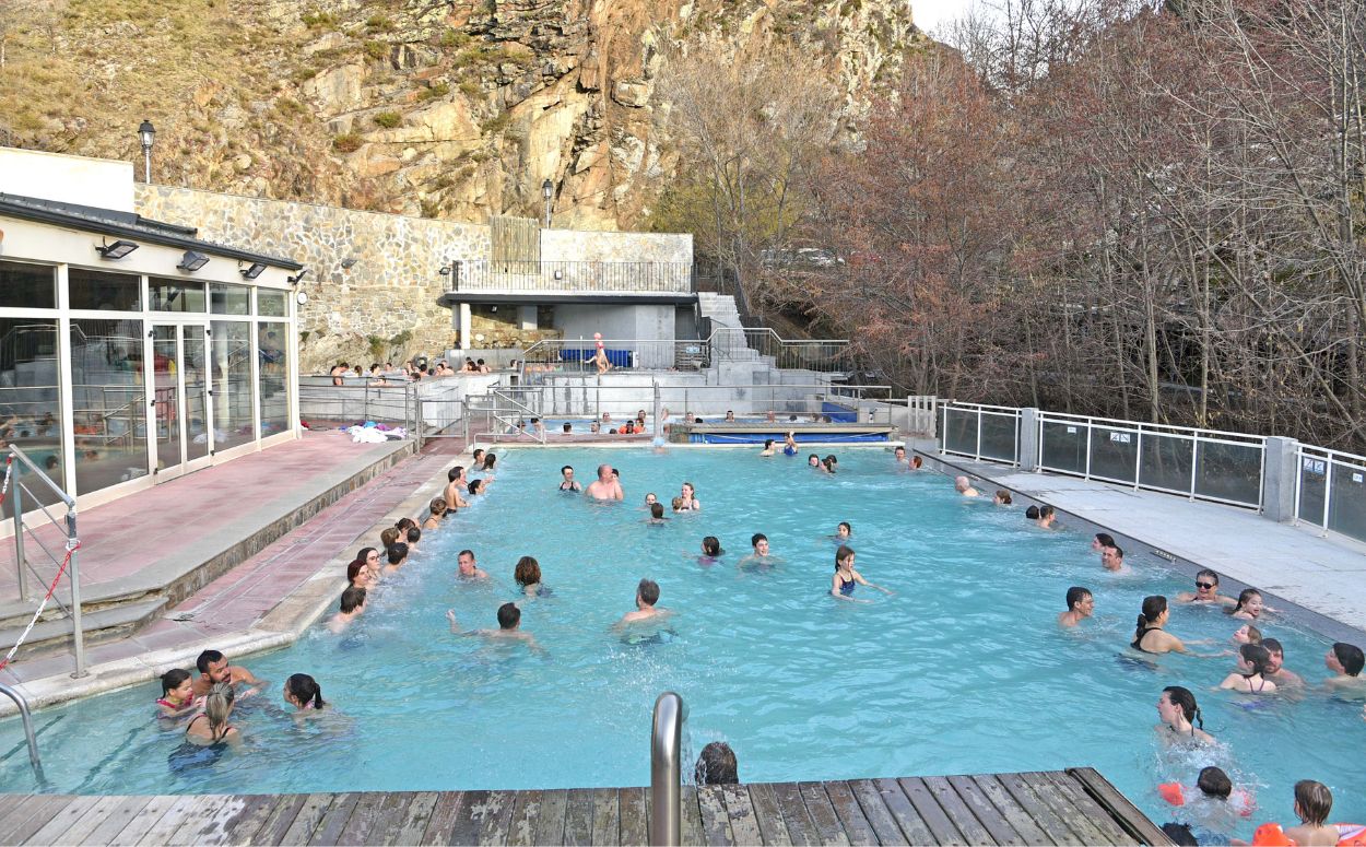 Piscines exteriors dels banys de Llo per gaudir del contrast de temperatures