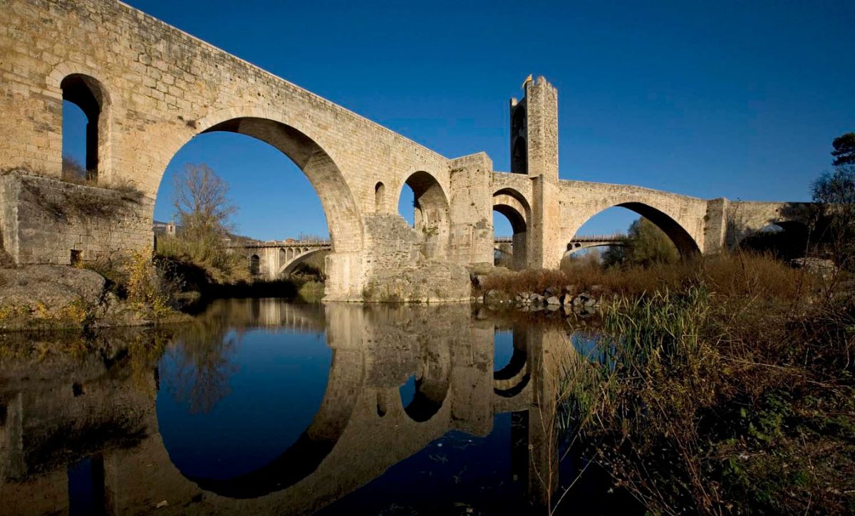 El Pont Vell de Besalú és una icona de la població i una de les més visitades.