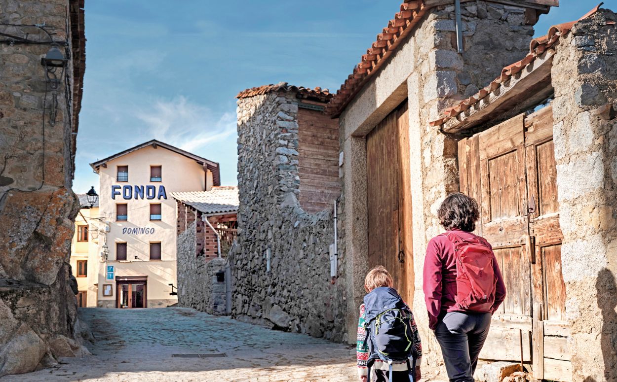 Uns senderistes van cap a la Fonda Domingo, a Lles de Cerdanya