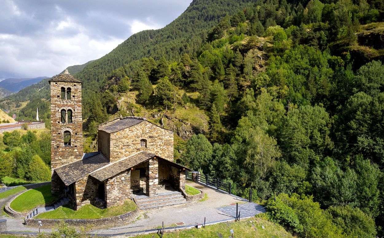 El temple de Sant Joan de Caselles, a Canillo, té un campanat exempt, de tres pisos