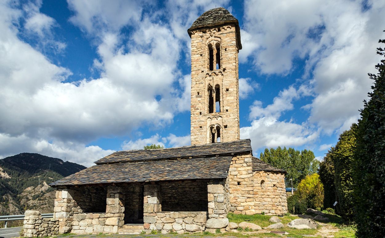 El campanar de Sant Miquel d'Engolasters es pot veure des de tota la vall