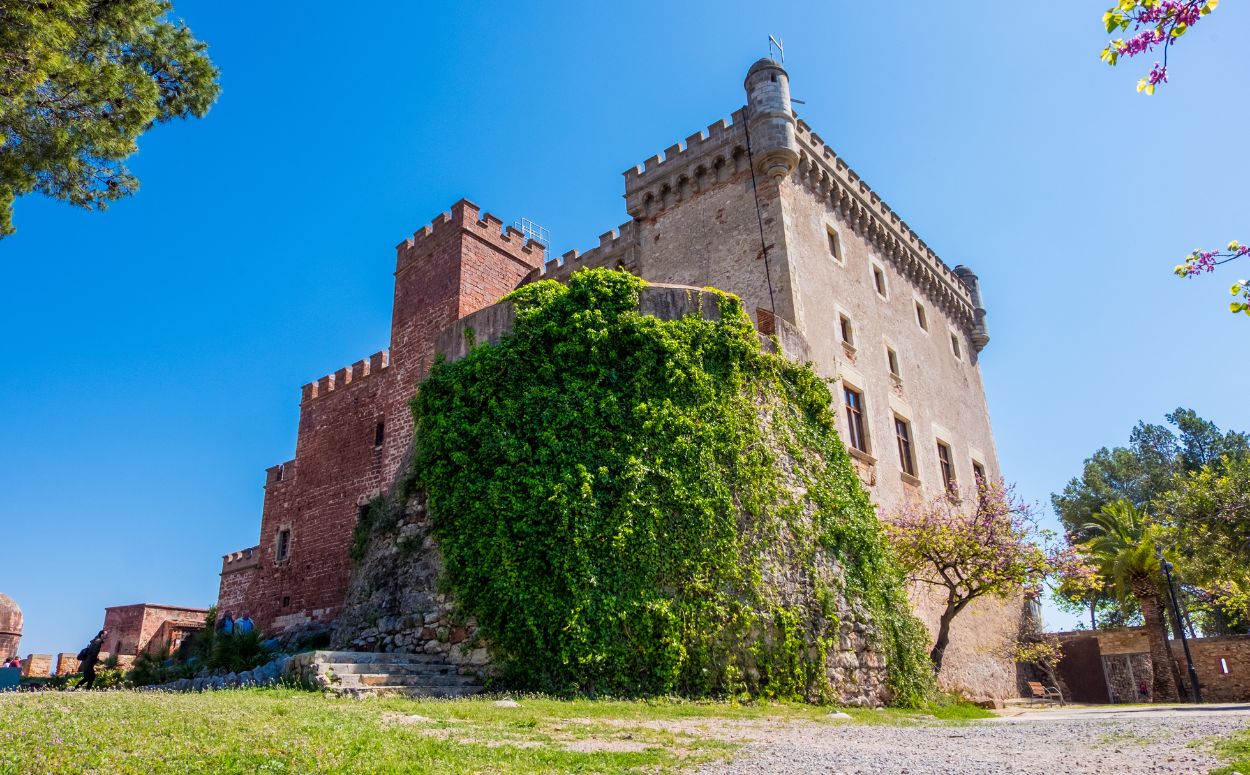 Exterior del castell de Castelldefels envoltat de magnífics jardins