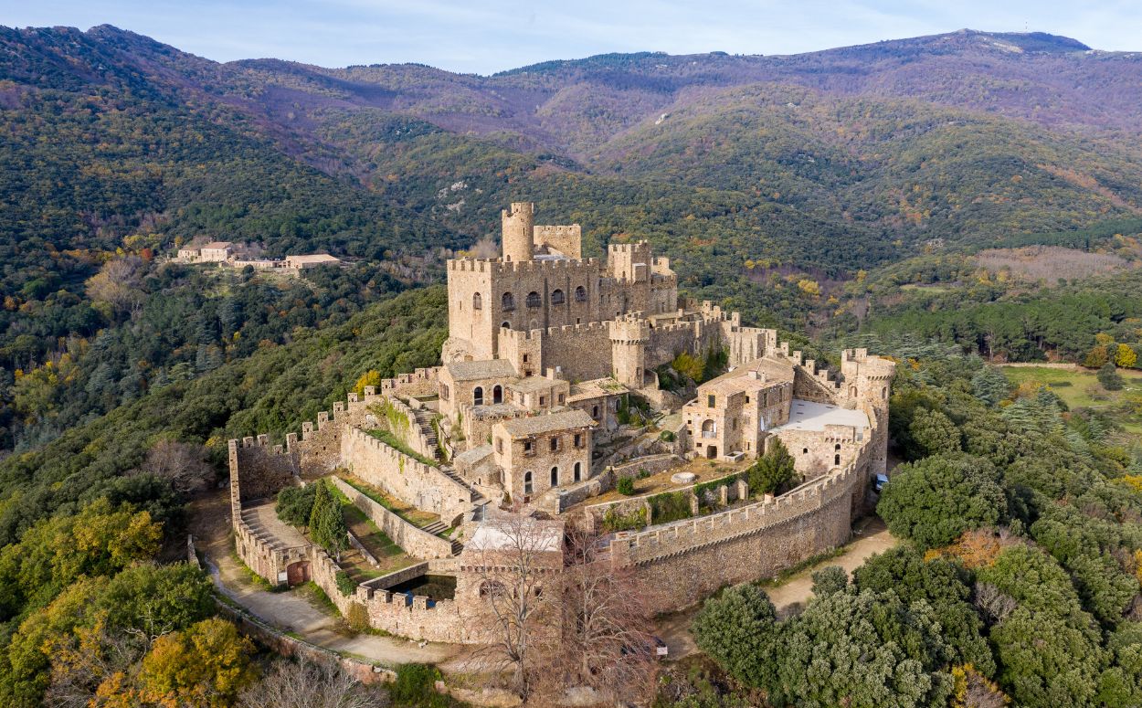 Exterior de l'imponent castell de Requesens