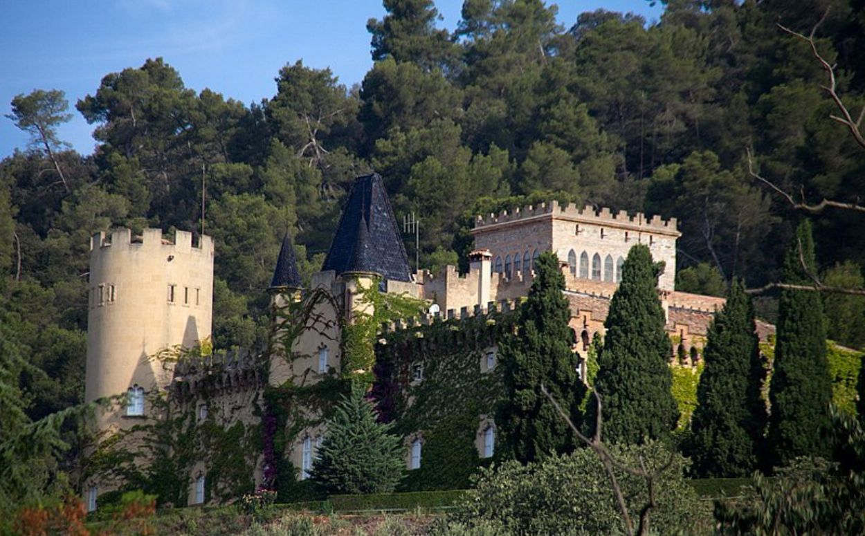 Fantasiòs castell de Samalús, declarat bé cultural d'interés nacional