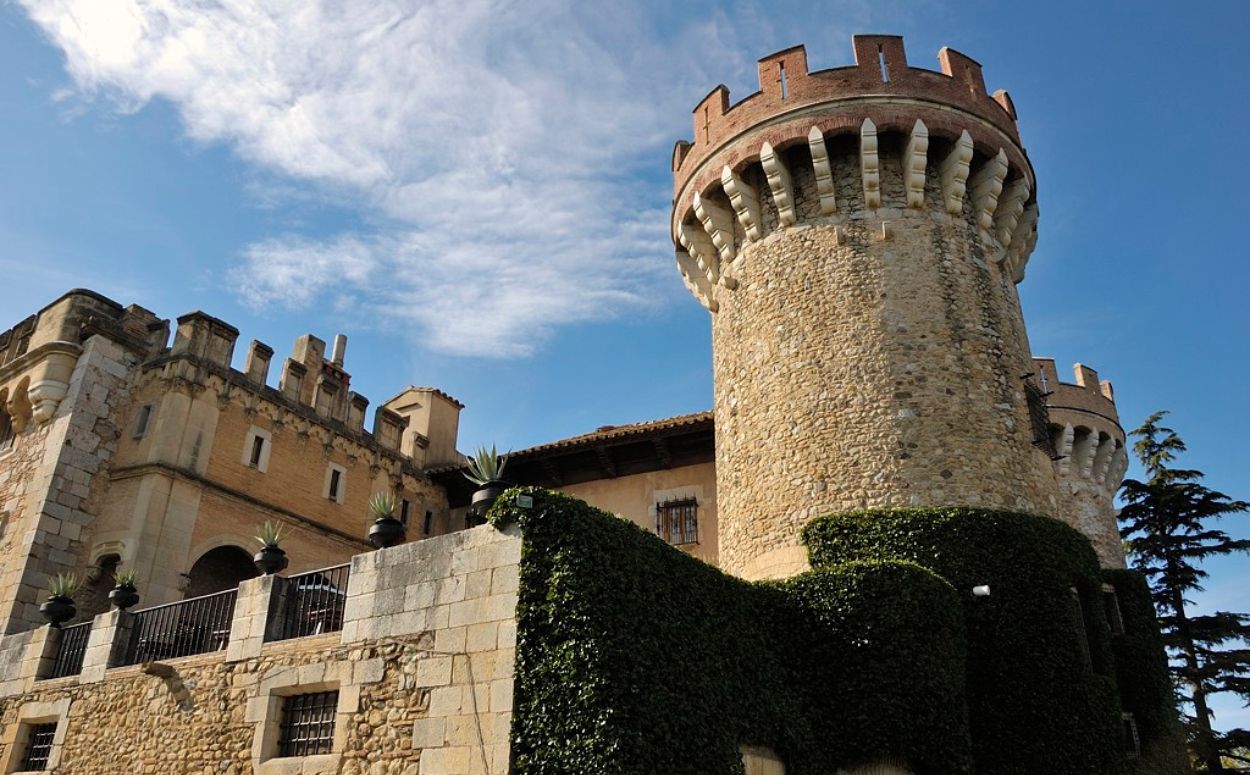 Imponents torres del castell de Peralada