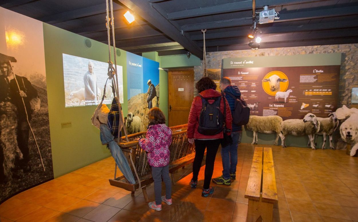 Família visitant l'Ecomuseu dels pastors de la Vall d'Àssua