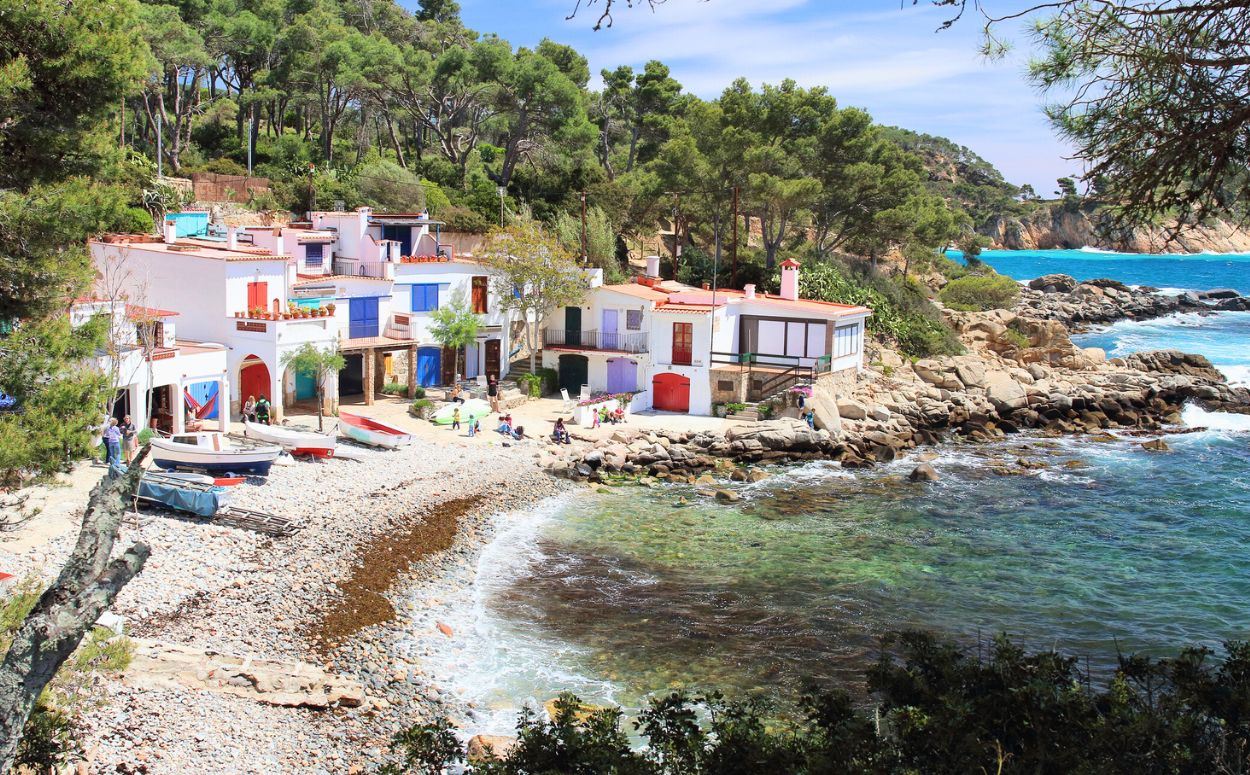 S’Alguer, una cala petita i pedregosa poblada per un conjunt de barraques antigues de pescadors