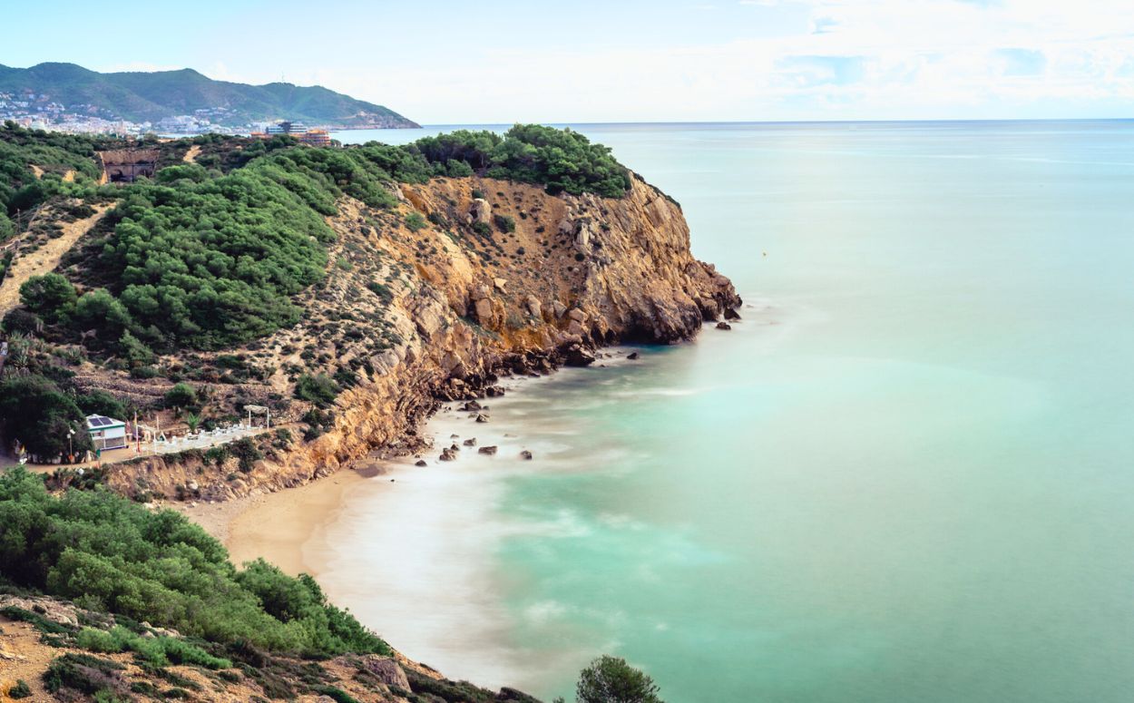 Platja de l’Home Mort envoltada de penya-segats a Sitges