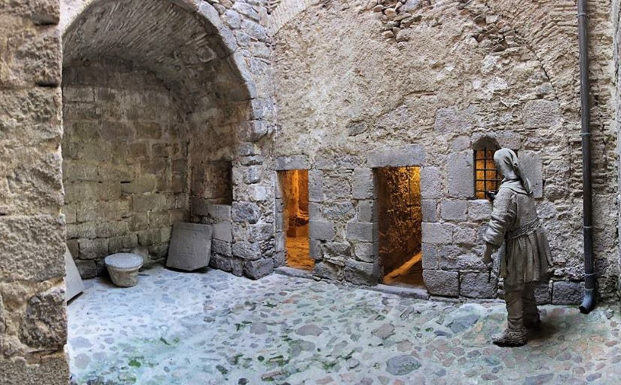 Pati de la Cúria-presó, un complex juridicopenal del segle XIV i conservat fins avui dia

