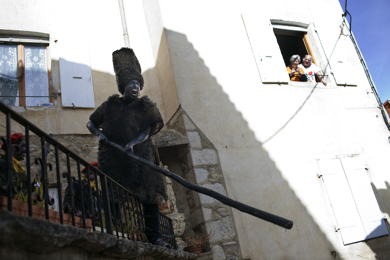 Durant dues hores i mitja, els óssos busquen brega per les places, els carrers costeruts i els balcons