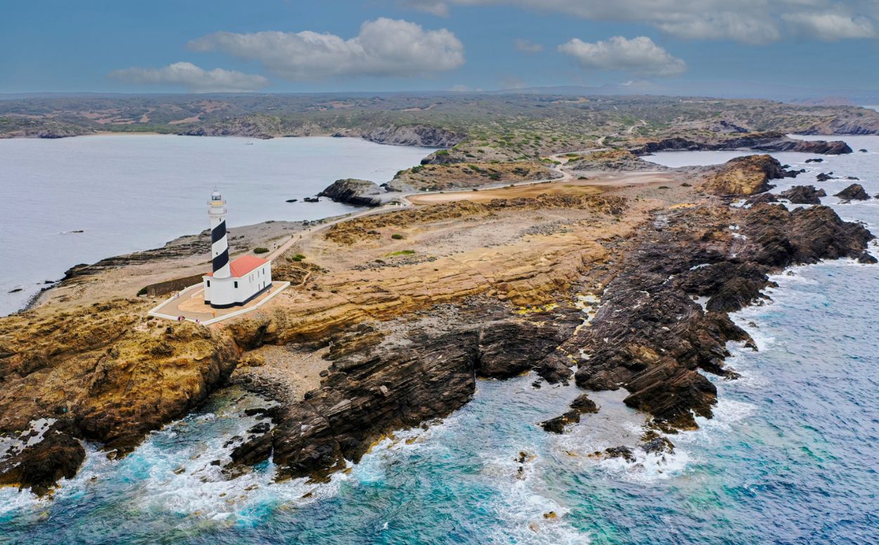 Vista aèria del far de Favàritx envoltat pel mar Mediterrani