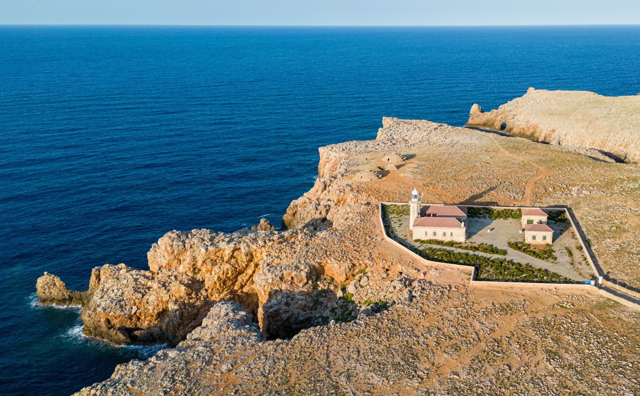 Far de Punta Nati, a la costa nord-oest de Ciutadella