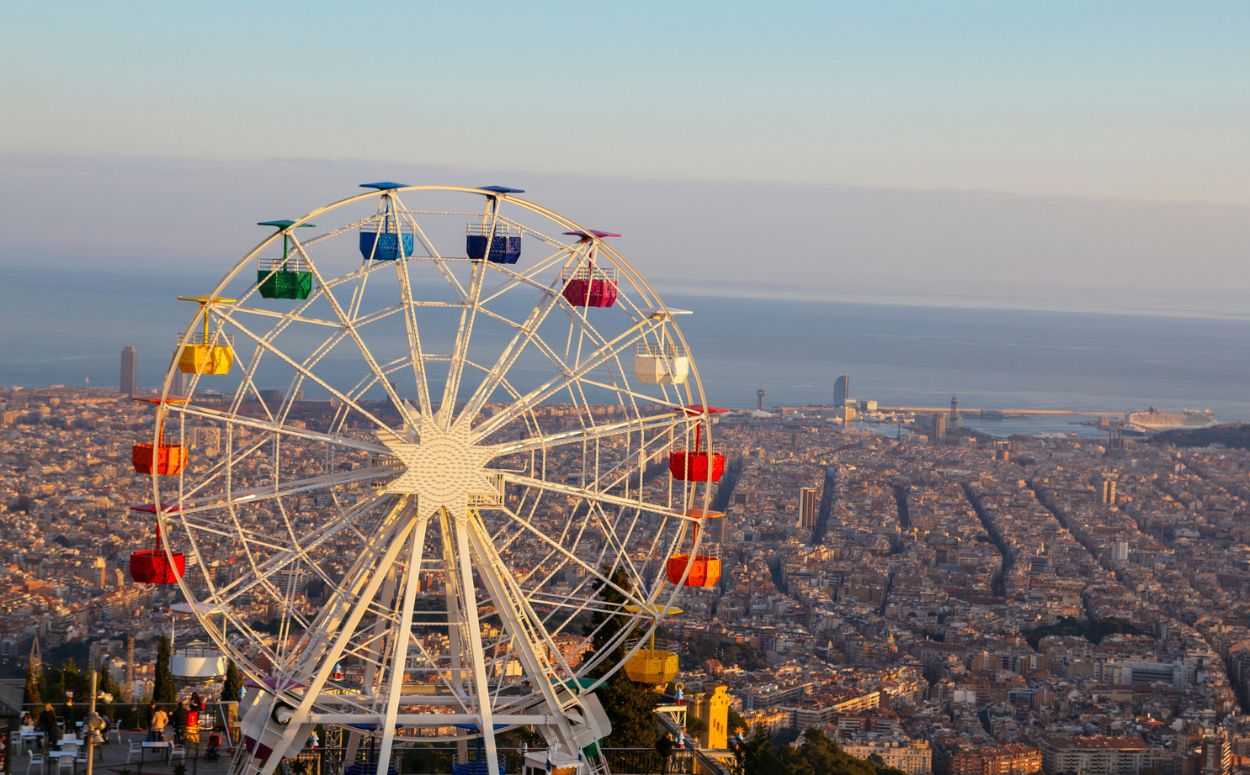 Parc del Tibidabo amb vistes a la ciutat de Barcelona