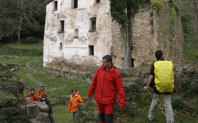 De la mà de Vayreda per Sant Aniol d’Aguja - Recorrem la vall coronada per l'ermita romànica de Sant Aniol, a l'alta Garrotxa. En tot moment, ens hi acompanyaran les paraules de Marià Vayreda, que dedicà a aquests paisatges la novel·la 'La punyalada'.