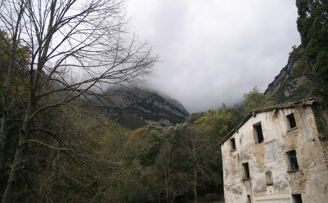 De la mà de Vayreda per Sant Aniol d’Aguja - Recorrem la vall coronada per l'ermita romànica de Sant Aniol, a l'alta Garrotxa. En tot moment, ens hi acompanyaran les paraules de Marià Vayreda, que dedicà a aquests paisatges la novel·la 'La punyalada'.