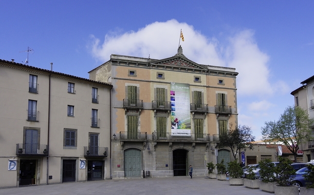 Camí Vora el Ter: de Torelló a Manlleu - El Camí Vora Ter, que discorre per la comarca d’Osona, forma part del sender de gran recorregut GR 210. L’itinerari travessa antigues colònies tèxtils, boscos de ribera, de muntanya mitjana, poblacions i espais agrícols i industrials, llocs que tenen en comú l’aprofitament ancestral del riu. Aquesta etapa entre Torelló i Manlleu travessa antigues colònies tèxtils i boscos de ribera