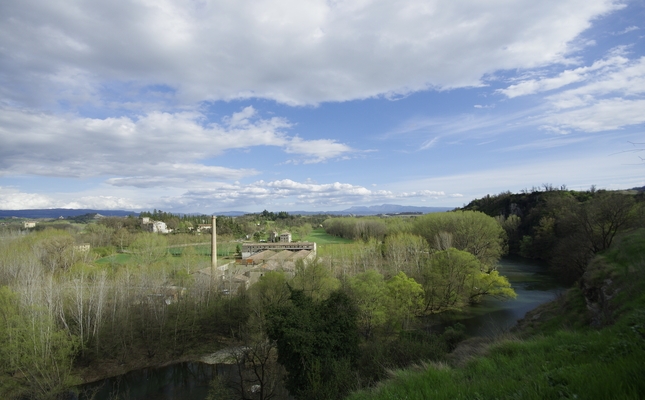 Camí Vora el Ter: de Torelló a Manlleu - El Camí Vora Ter, que discorre per la comarca d’Osona, forma part del sender de gran recorregut GR 210. L’itinerari travessa antigues colònies tèxtils, boscos de ribera, de muntanya mitjana, poblacions i espais agrícols i industrials, llocs que tenen en comú l’aprofitament ancestral del riu. Aquesta etapa entre Torelló i Manlleu travessa antigues colònies tèxtils i boscos de ribera