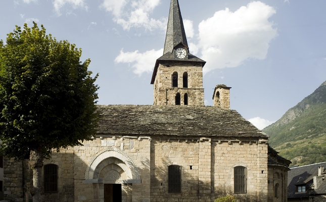 L'església de la Mare de Déu de la Purificació s'alça al centre del poble de Bossòst, a la Vall d'Aran