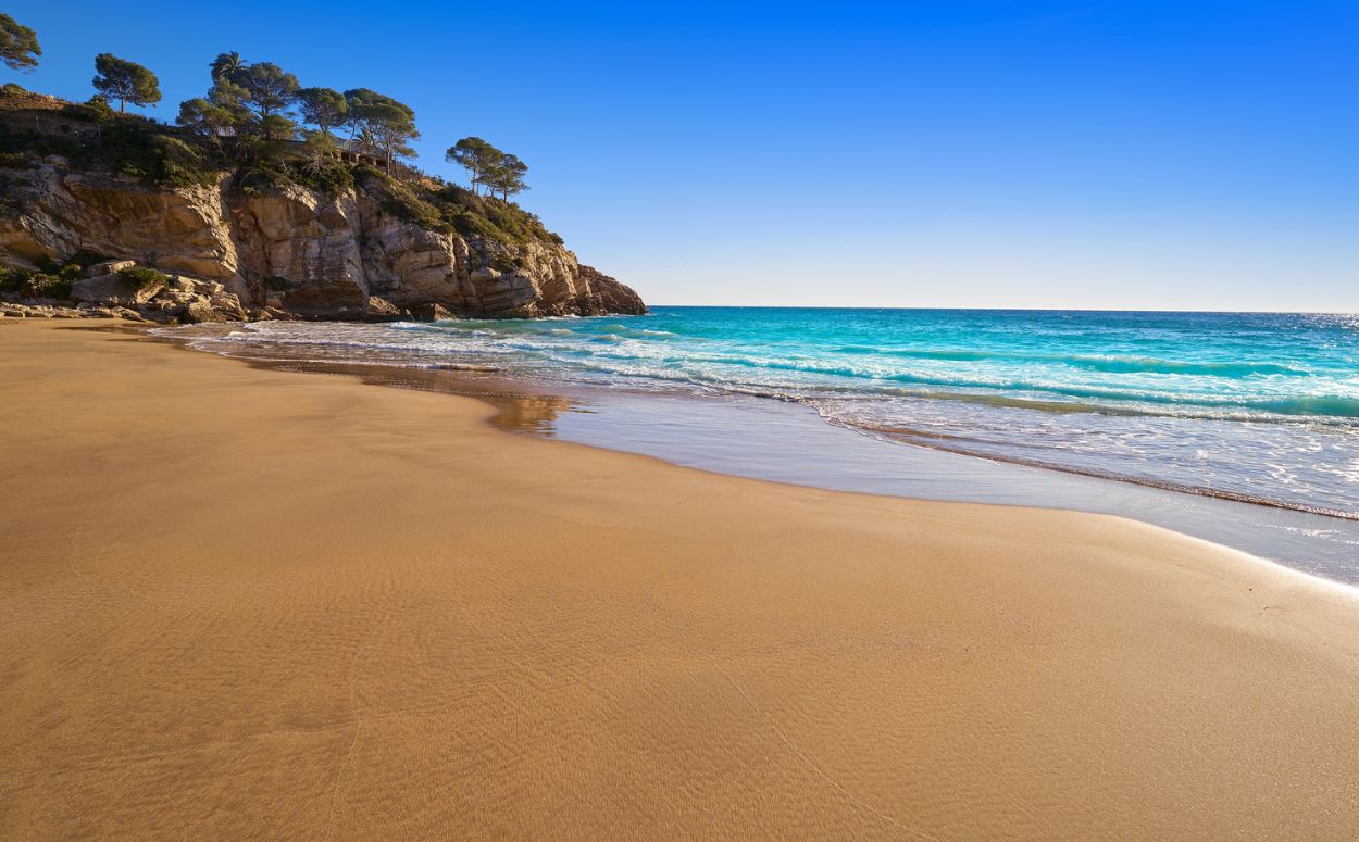 Platja de cala Crancs, molt pròxima al far de Salou