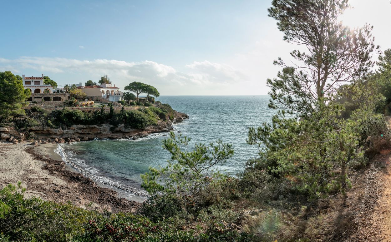 Camí de ronda a la vora de la Platja de l'Estany Tort a l'Ametlla de Mar.