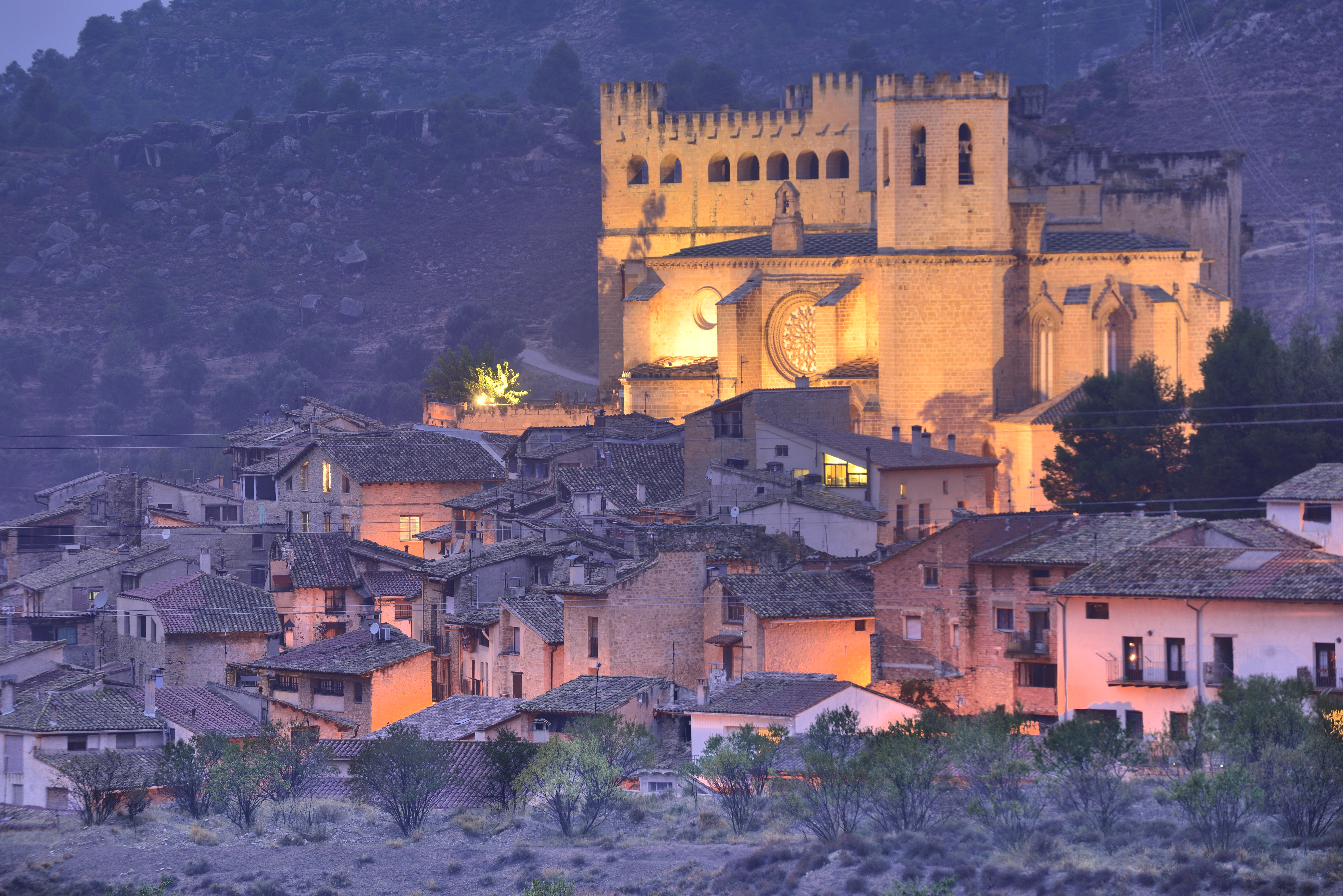 El poble de Vall- de-roures, amb el castell i Santa Maria la Major il·luminats