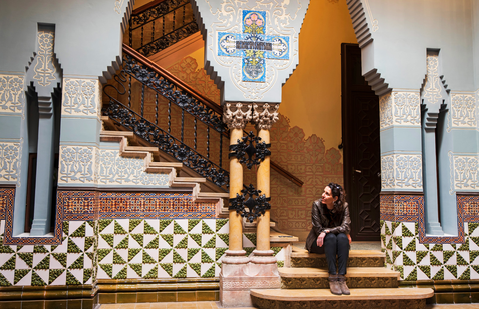 Columnes de marbre amb capitells de motius vegetals, arcs esglaonats, rajoles decorades i bells esgrafiats florals dominen els espais de la Casa Coll i Regàs