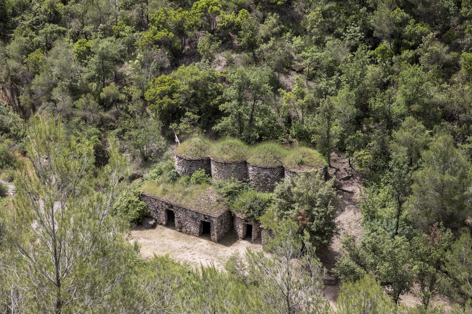 El conjunt de les tines del Tosques, al terme del Pont de Vilomara i Rocafort, es troba en molt bon estat de conservació