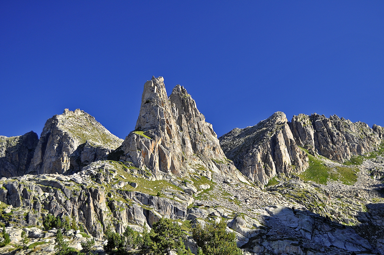 Les agulles d'Amitges es troben al centre d’una conca lacustre, al Pallars Sobirà