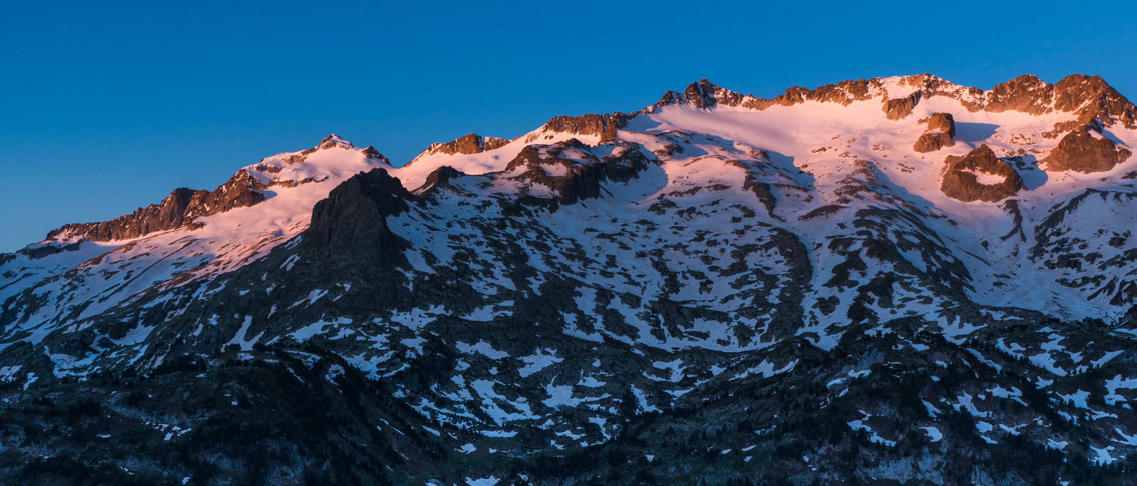 L’Aneto és el pic més alt del massís de la Maladeta i, de fet, de tot el Pirineu. Verdaguer hi va pujar l’estiu del 1882 pel pòrt dera Picada, procedent d’Artiga de Lin