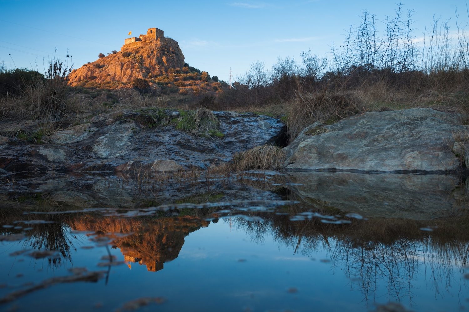 Les aigües de la riera de Quermançó fan de mirall del castell del mateix nom, a Vilajuïga