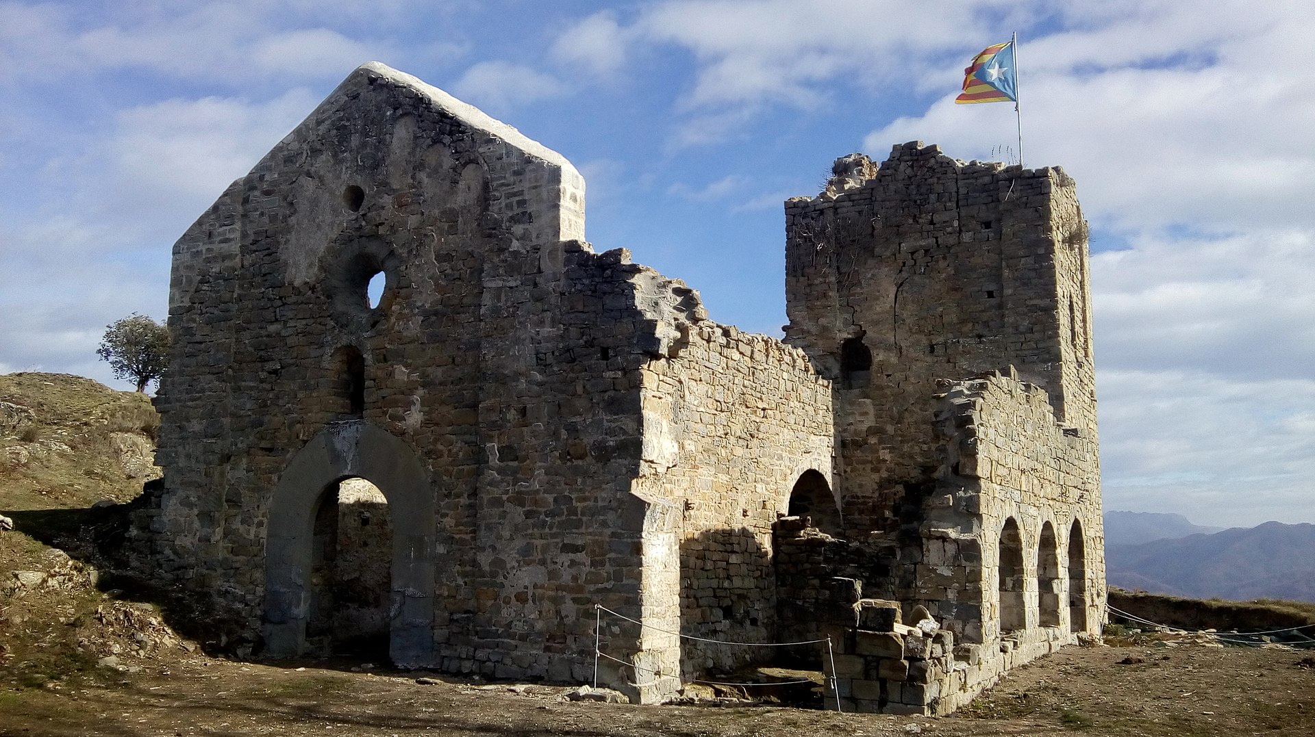 Des del castell de Besora, que corona un turó a 1.023 m d’alçària, la mirada s’estén pels boscos, només frenats per les clarianes on s’assenten els masos