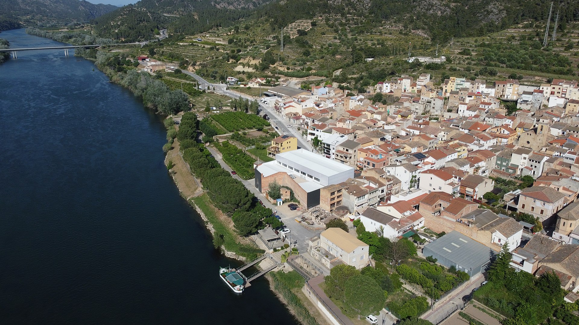 El poble de Benifallet descansa ben aprop del riu Ebre