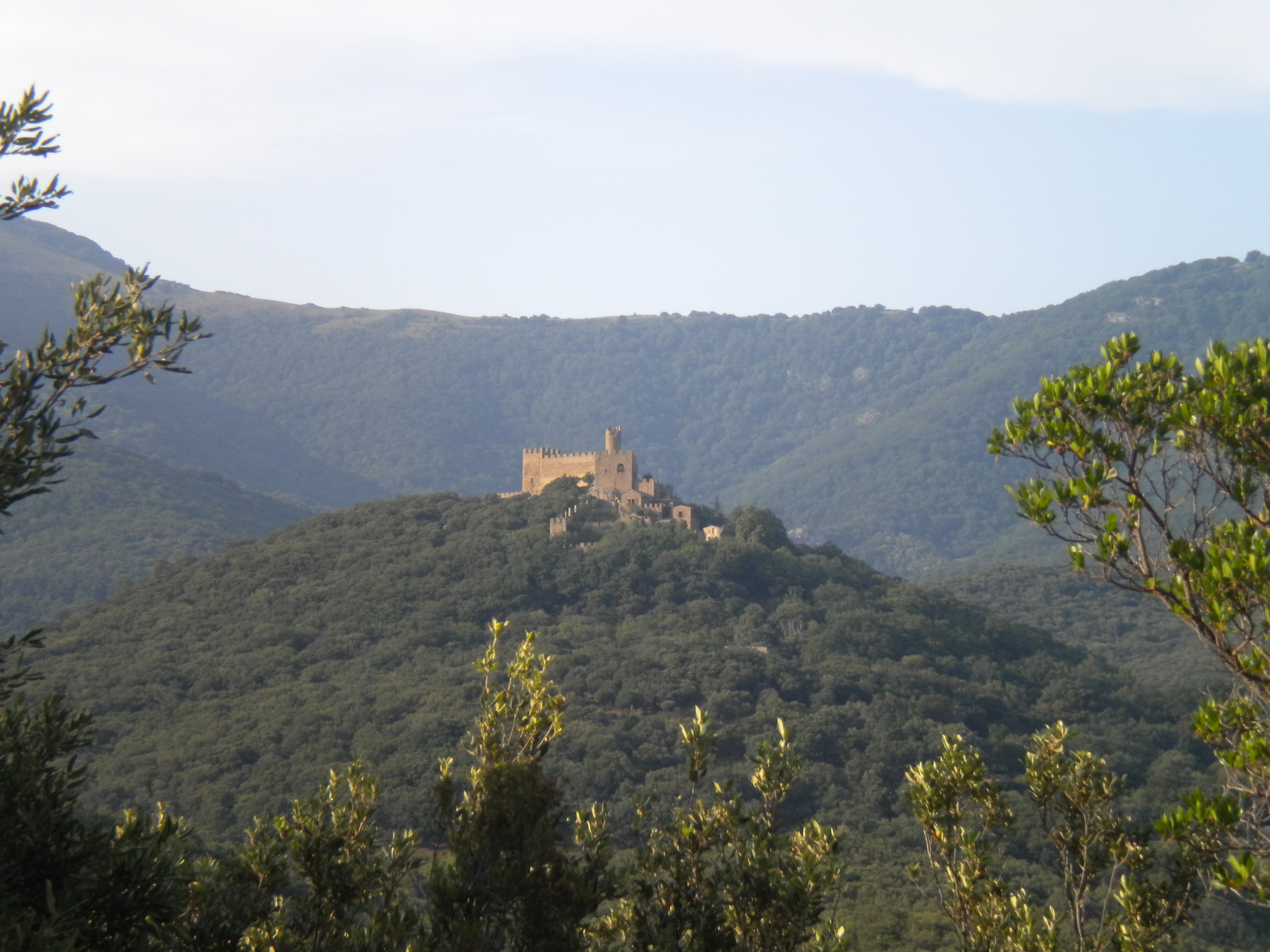 Castell de Requesens al seu entorn